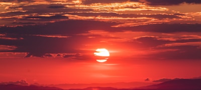 现代演播室多屏幕实时直播足球与篮球比赛场景