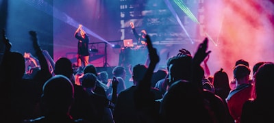 一群球迷在体育酒吧热烈讨论比赛并欢呼庆祝