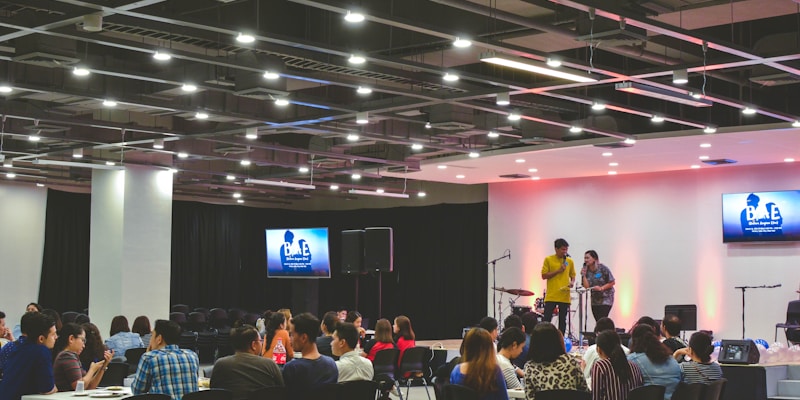 在线社区论坛界面，显示热门话题讨论帖和用户头像