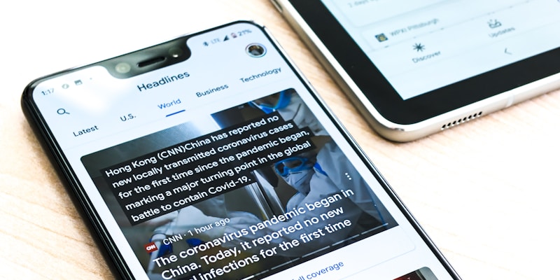 记者正在报道体育新闻，背后是大型体育场馆